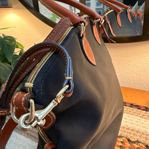 Dooney and Bourke authentic black and tan handbag - Picture 3 of 7